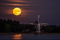 Maansopkomst naast molen de Held