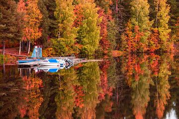 Boats att autumn lake van Marc Hollenberg
