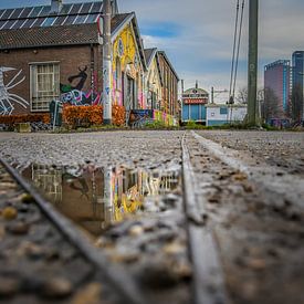 Graffiti en reflecties in de Spoorzone Tilburg van Frederike Heuvel