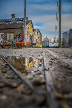 Graffiti en reflecties in de Spoorzone Tilburg van Frederike Heuvel