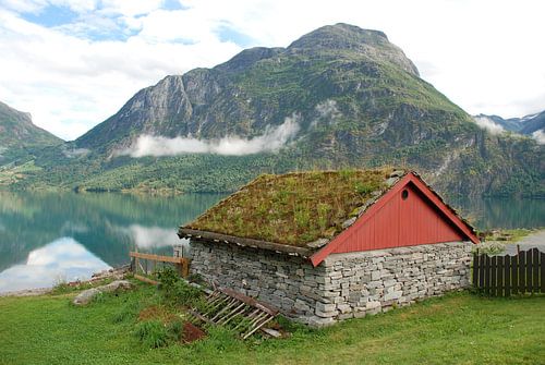 Grange au bord d'un lac en Norvège.