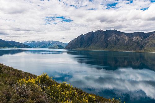 Prachtige weerspiegeling in Lake Hawea, Nieuw-Zeeland