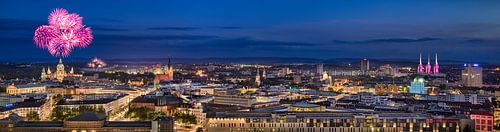 Skyline van Hannover bij nacht met vuurwerk