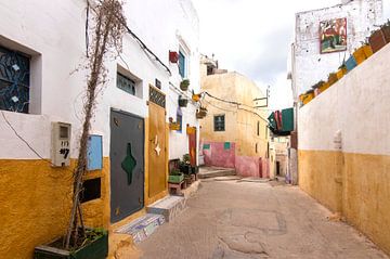 Rue jaune et colorée | Moulay Idriss | Maroc | tirage photo de voyage sur Kimberley Helmendag