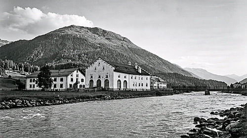 Alpwirtschaftsgebäude und Fluss in den Engadiner Bergen