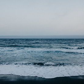 Zwart strand, blauwe zee, en witte golven in Tenerife van Yvette Baur