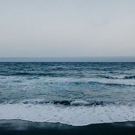 Schwarzer Strand, blaues Meer und weiße Wellen auf Teneriffa von Yvette Baur