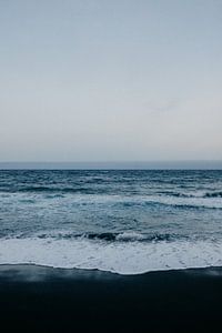 Schwarzer Strand, blaues Meer und weiße Wellen auf Teneriffa