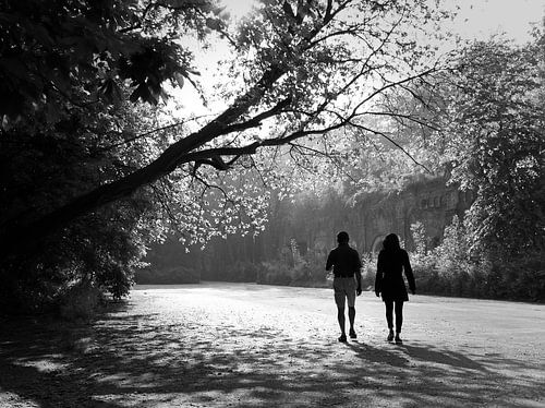 Wanderer im Morgenlicht beim Fort in Belgien