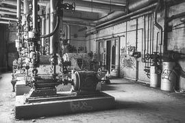 Rost und Rohre – Technikrelikt im Wald von Marcel Hechler