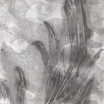 Bamboe bladeren in grijs. Monoprint in wabi-sabi of Japandi stijl. van Dina Dankers