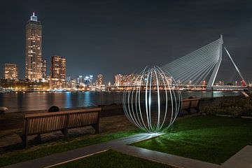 Skyline Rotterdam - Light Painting bal in het gras van Jolanda Aalbers