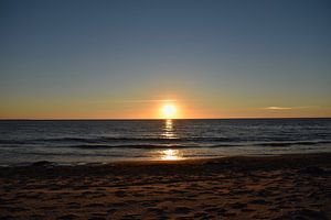 coucher de soleil sur la plage d'ameland sur Kirsten Rebbers
