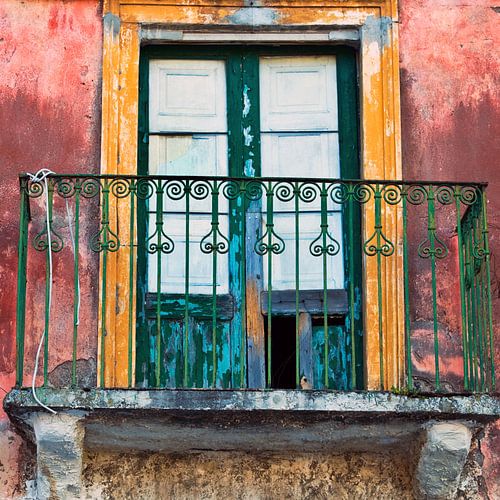 Verlaten, rode huismuur in Calatabiano - Sicilië