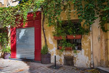 Rood deurkozijn in Arles / Provence van Flatfield