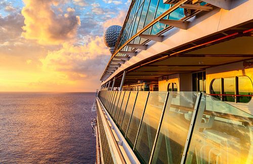 Coucher de soleil depuis le pont ouvert d'un navire de croisière de luxeCoucher de soleil depuis le 