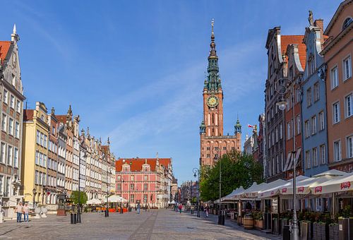Rue principale avec l'hôtel de ville à Gdańsk, en Pologne