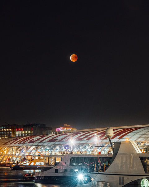 Bloedmaan boven Amsterdam van Dennis H