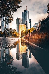 Spiegelung in der Straße von Frnakfurts Hochhäuser - Skyline