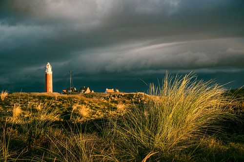 Texelse vuurtoren in de duinen tijdens een storm