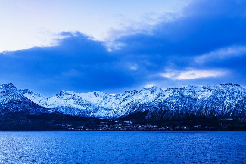 Mountains and rocks in winter near Ørnes in Norway by Rico Ködder