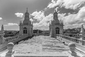 Das Kloster São Vicente de Fora in Lissabon in Portugal in schwarz-weiß