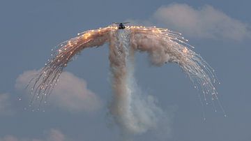 Bundeswehr NH-90 in actie tijdens vliegdemonstratie. van Jaap van den Berg