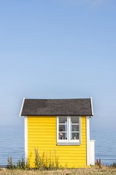 Geel strandhuisje Æro Denemarken van Sander Groenendijk