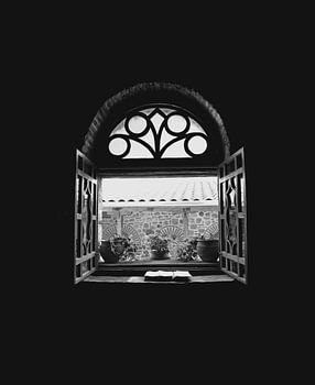 Grieks Uitzicht door een Raam in het Meteora Klooster - Reisfotografie