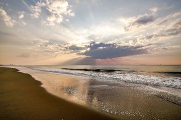 Zon, zee, zand en wolken van Dirk van Egmond