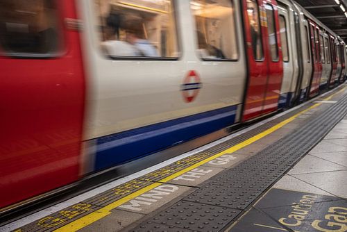 Londoner U-Bahn mit dem berühmten 'Mind the Gap'
