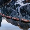 Bateaux en bois au bord d'un lac dans les Alpes sur Voss Fine Art Fotografie