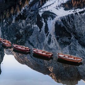Bateaux en bois au bord d'un lac dans les Alpes sur Voss Fine Art Fotografie