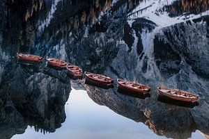 Holzboote am See in den Alpen