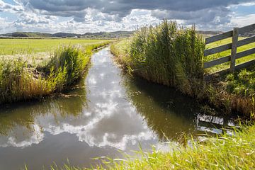 Water landschap met weerspiegeling van wolken van Lisette Rijkers