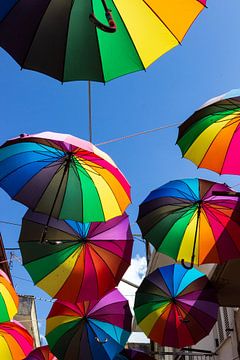 Kleurrijke paraplu's in de straten van Paramithio Griekenland van Edith Keijzer