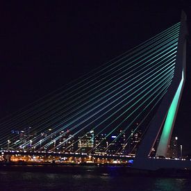 Gekleurde Rotterdamse Erasmusbrug in de nacht met de stad als achtergrond van Acutance Photography