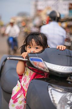 Portrait of a little girl on a motorbike van Arkadiusz Kurnicki