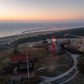 Vuurtoren van Vlieland bij Zonsopgang – Magisch Licht over de Wadden van Thomas Bartelds