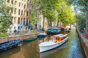 Amsterdamse grachtengordel met een rondvaartboot in de zomer van Sjoerd van der Wal Fotografie