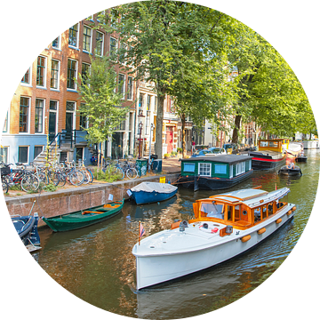 Amsterdamse grachtengordel met een rondvaartboot in de zomer