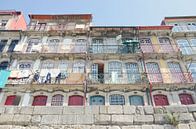 Ramen en huizen in Porto, Portugal van Carolina Reina thumbnail