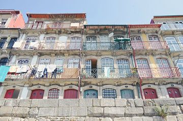 Ramen en huizen in Porto, Portugal van Carolina Reina