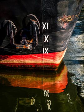 Spiegeling boeg van schip met anker in haven van Hamburg van Dieter Walther
