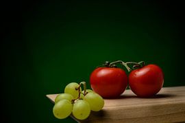 Weiße Weintrauben und Tomaten