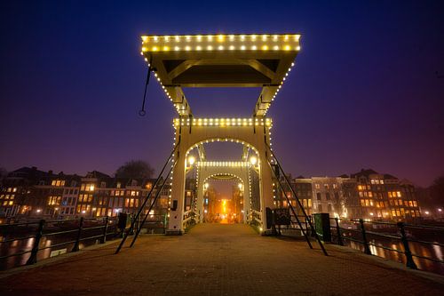Nacht Foto skinny Brücke Amsterdam von Thea.Photo
