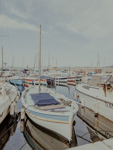 Dans le Port de St. Tropez | Travel Photography Art Print in the City of Saint Tropez | Cote d’Azur, South of France van ByMinouque