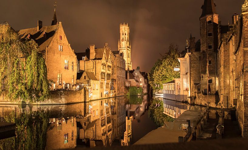 Rozenhoedkaai in Brugge, België van Sven Wildschut