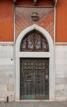 Oude deur in centrum van Venetie, Italie