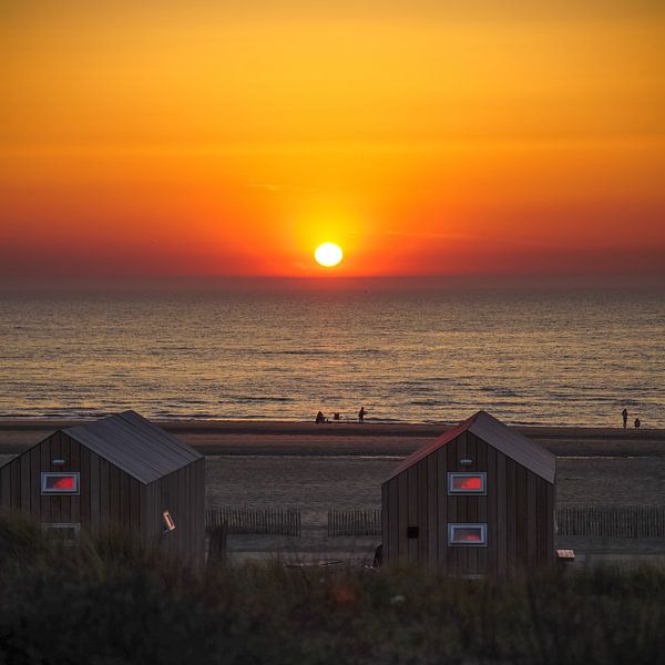 Strandhuis aan zee by Dirk van Egmond